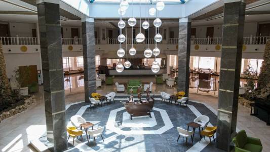 THE HOLIDAY RESORT HOTEL Lobby